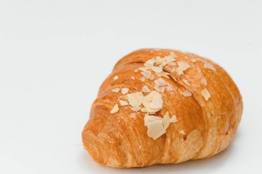 Beyaz arka planda taze kruvasan.