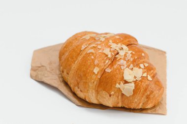 Beyaz arka planda izole edilmiş taze kruvasan..