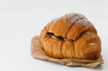 Beyaz arka planda izole edilmiş taze kruvasan..