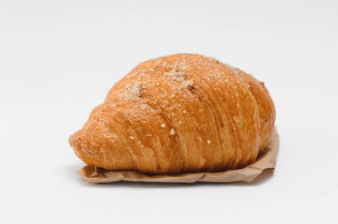 Beyaz arka planda izole edilmiş taze kruvasan..