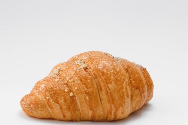 Beyaz arka planda izole edilmiş taze kruvasan..