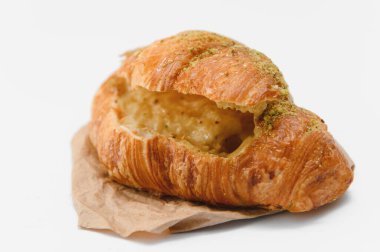 Beyaz arka planda taze kruvasan.