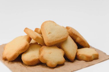 Beyaz arkaplanda izole edilmiş tereyağlı kurabiyeler.