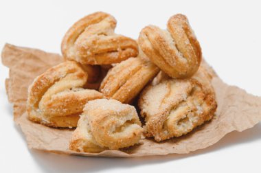 Taze hamur işleri. Beyaz arka planda lezzetli kurabiyeler.