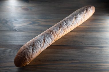 Ahşap arka planda fotoğraf, taze ekmek, lezzetli ekmek..