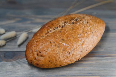 Ahşap arka planda fotoğraf, taze ekmek, lezzetli ekmek..