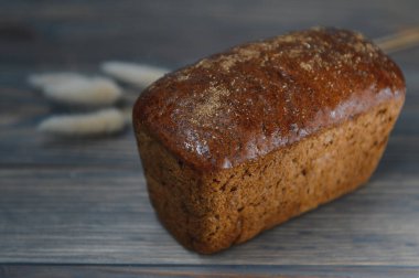 Tahta zeminde izole edilmiş taze ekmek..