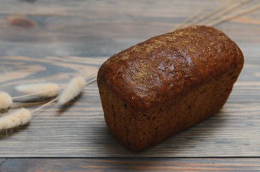 Ahşap arka planda fotoğraf, taze ekmek, lezzetli ekmek..