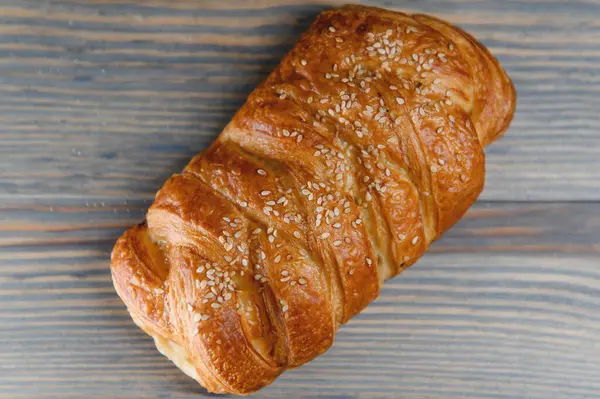 Ahşap arka planda hamur işleri.