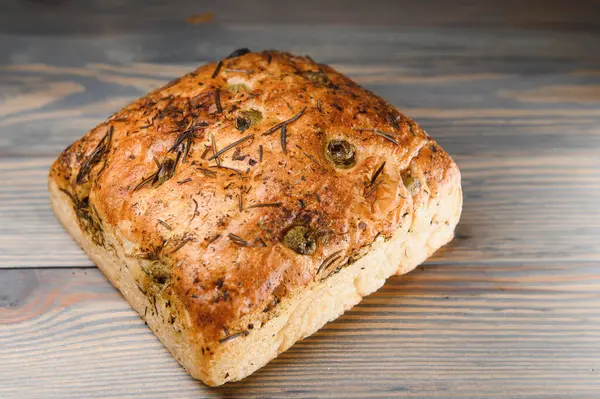 Ahşap arka planda hamur işleri.