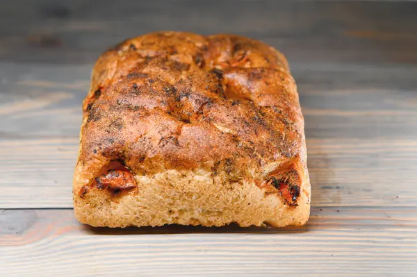 Ahşap arka planda hamur işleri.