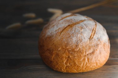 Tahta zeminde izole edilmiş taze ekmek..