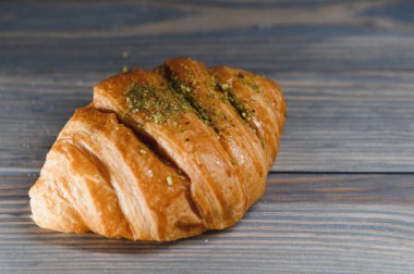 Tahta arka planda taze kruvasan..