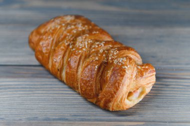 Ahşap arka planda hamur işleri.