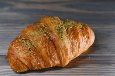 Tahta arka planda taze kruvasan..