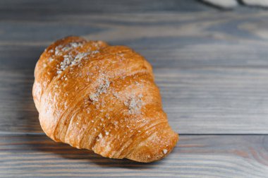 Tahta arka planda taze kruvasan..