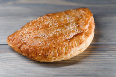 Ahşap arka planda hamur işleri.