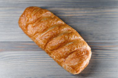 Hamurda sosis. ahşap bir arka planda.