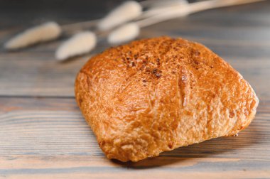 Ahşap arka planda hamur işleri.