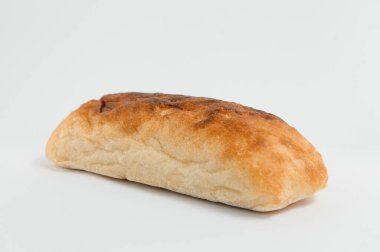 Beyaz arkaplanda izole edilmiş taze ekmek.