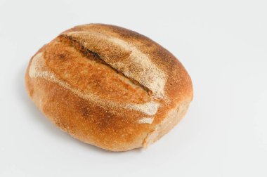 Beyaz arkaplanda izole edilmiş taze ekmek.