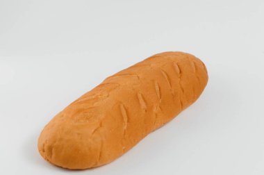 Beyaz arkaplanda izole edilmiş taze ekmek.