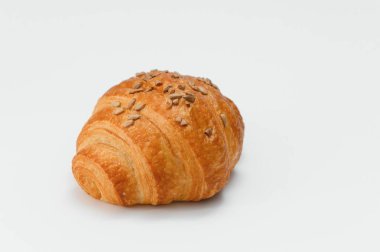 Beyaz arka planda izole edilmiş taze kruvasan..