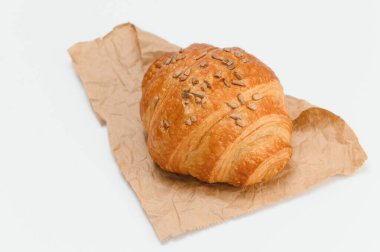 Beyaz arka planda izole edilmiş taze kruvasan..