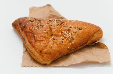 Beyaz arkaplanda etle dolu puf böreği üçgeni.