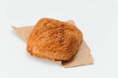 Beyaz arka planda izole edilmiş taze kruvasan..