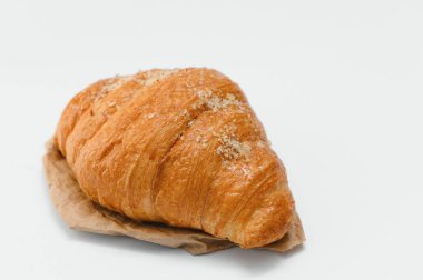 Beyaz arka planda taze kruvasan.