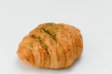 Beyaz arka planda taze kruvasan.