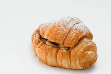 Beyaz arka planda taze kruvasan.