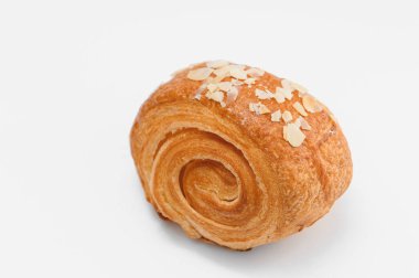 Beyaz arka plan üzerinde izole tatlı tarçın topuz rulo girdap.