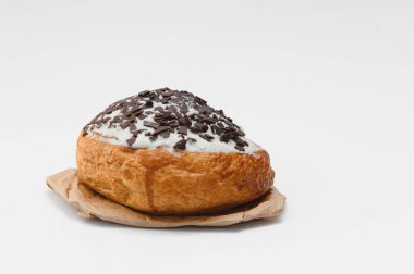 Beyaz arka planda taze kruvasan.