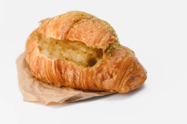 Beyaz arka planda izole edilmiş taze kruvasan..