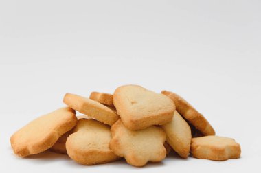 Beyaz arkaplanda izole edilmiş tereyağlı kurabiyeler.