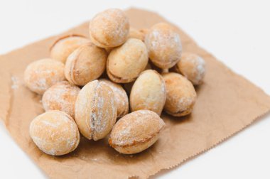 Lezzetli fındık şekilli kurabiyeler ve beyaz arka planda haşlanmış konsantre süt..