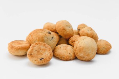 Beyaz arkaplanda izole edilmiş tereyağlı kurabiyeler.