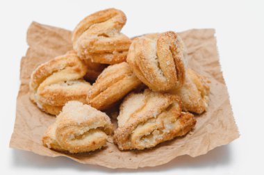 Beyaz arkaplanda izole edilmiş tereyağlı kurabiyeler.