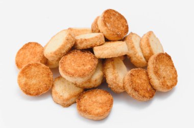 Taze hamur işleri. Beyaz arka planda lezzetli kurabiyeler.