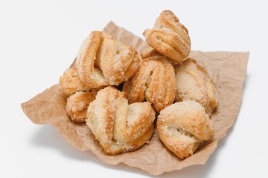 Taze hamur işleri. Beyaz arka planda lezzetli kurabiyeler.