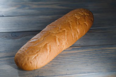 Tahta zeminde izole edilmiş taze ekmek..