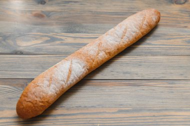 Tahta zeminde izole edilmiş taze ekmek..