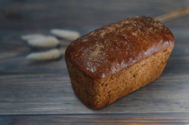 Ahşap arka planda fotoğraf, taze ekmek, lezzetli ekmek..