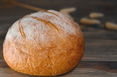 Tahta zeminde izole edilmiş taze ekmek..