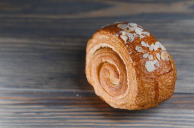 Ahşap arka planda hamur işleri.