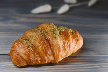 Tahta arka planda taze kruvasan..