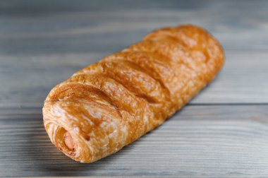 Hamurda sosis. ahşap bir arka planda.