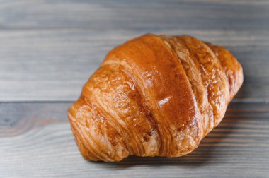 Tahta arka planda taze kruvasan..